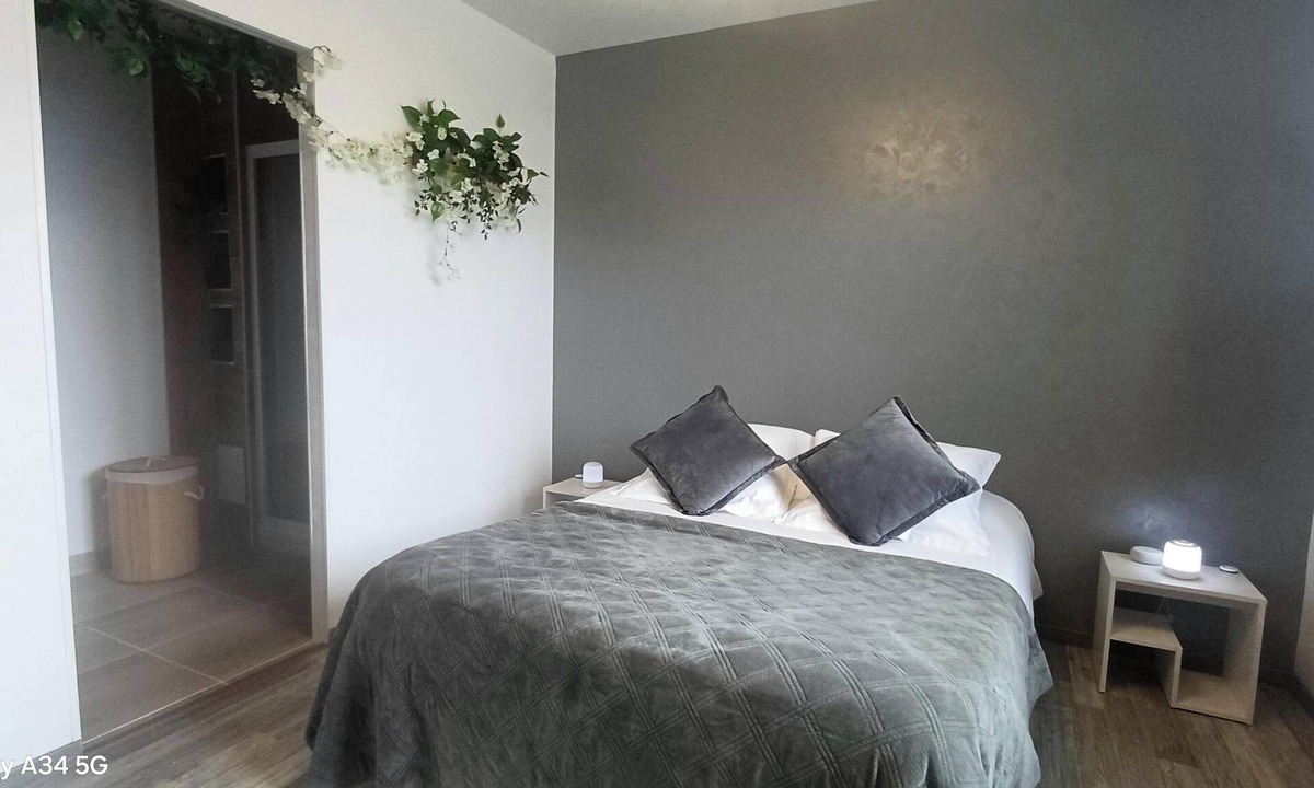 Saint-Clair-sur-l'Elle Bed & Breakfast | 1 Bedroom Bed & breakfast in Saint-Clair-sur-l'Elle