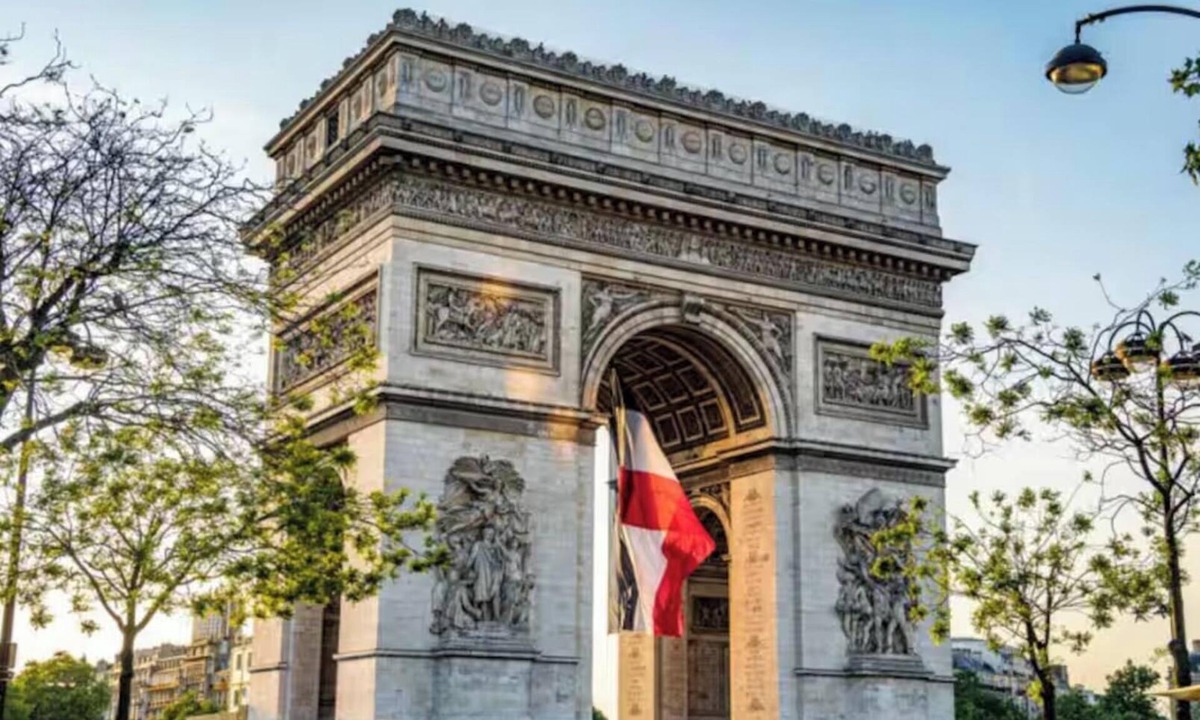 Champs-Elysees Apartment | 1 Bedroom Apartment With Aircon In Champs Elysees