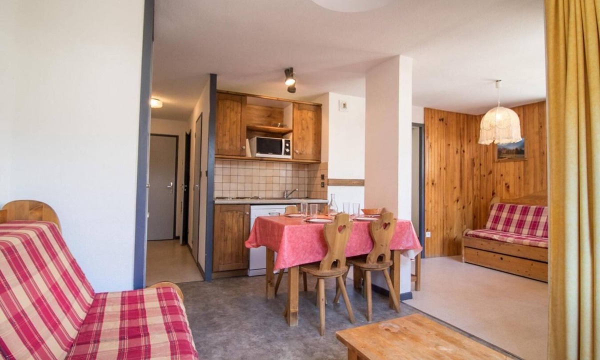 Val Cenis Apartment | 100m from resort center, 1st floor, view mountain, balcony, tv, ski locker, 35m², Val Cenis