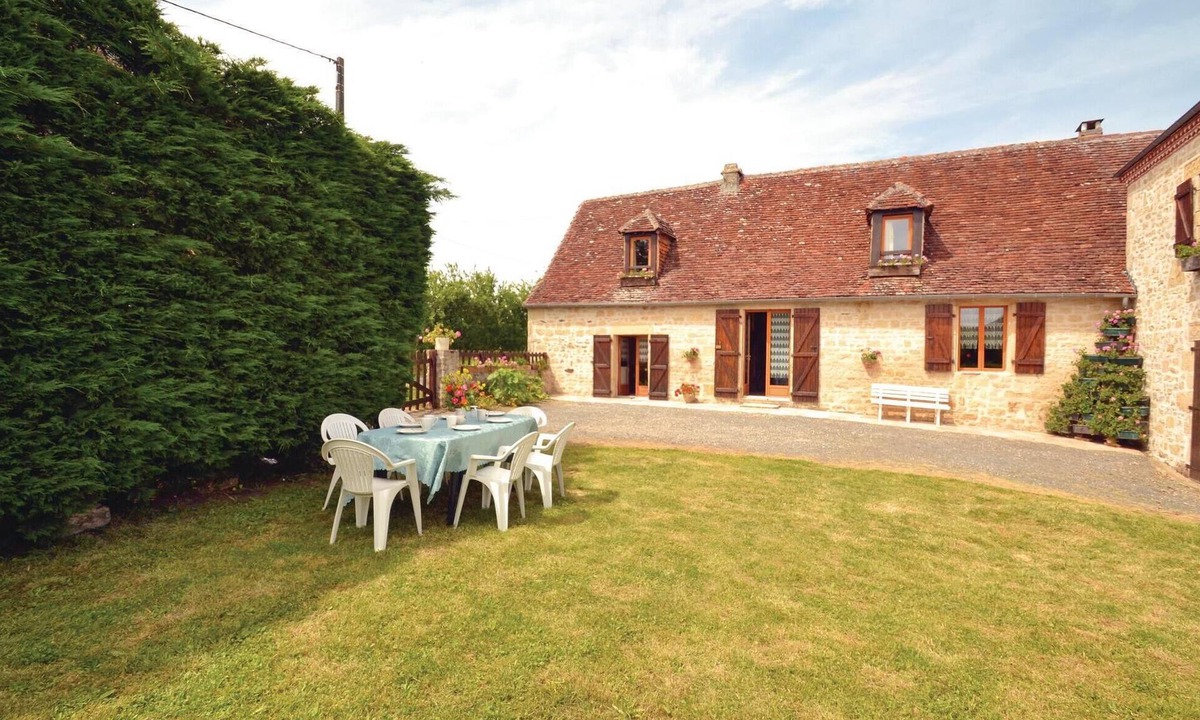 La Chapelle-Saint-Jean House | 2 bedroom awesome home in La-Chapelle-Saint-Jean