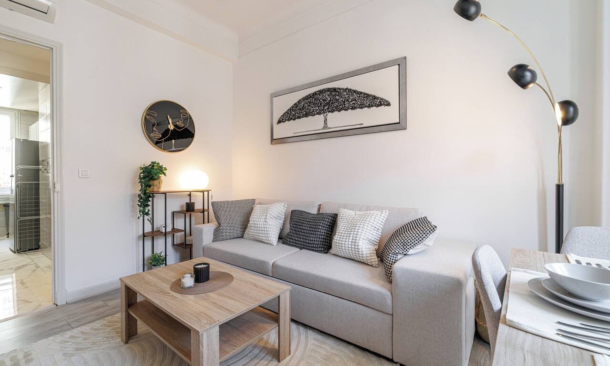 Vernier Apartment | 2-bedroom apartment in beautiful Nice with refreshing AC in every room