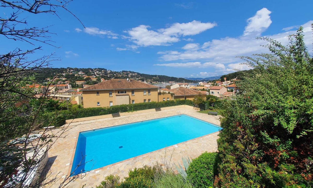 Saint-Mandrier-sur-Mer Apartment | 2 bedrooms, air-conditioned, WiFi, sea view, swimming pool