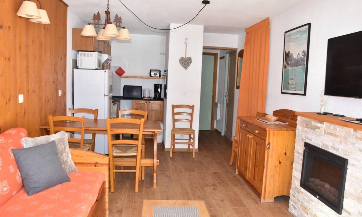 Pralognan-la-Vanoise Apartment | 200m from resort center, 2nd floor, swimming pool, parking, tv, ski locker, 36m²