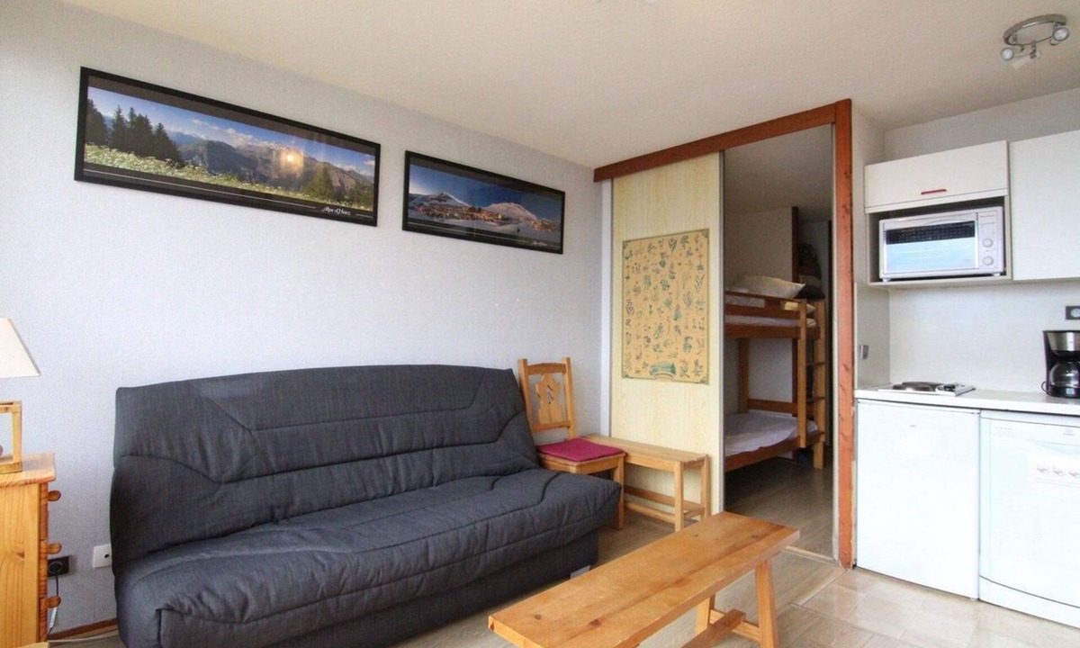 Eclose-Ouest Apartment | 250m from shops, 1st floor, balcony, tv, ski locker, 26m², Alpe d'Huez