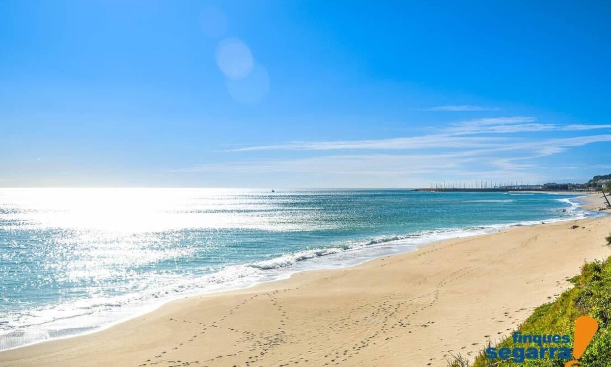 Comarruga Apartment | 3 bedroom flat, less than 1 minute from the beach