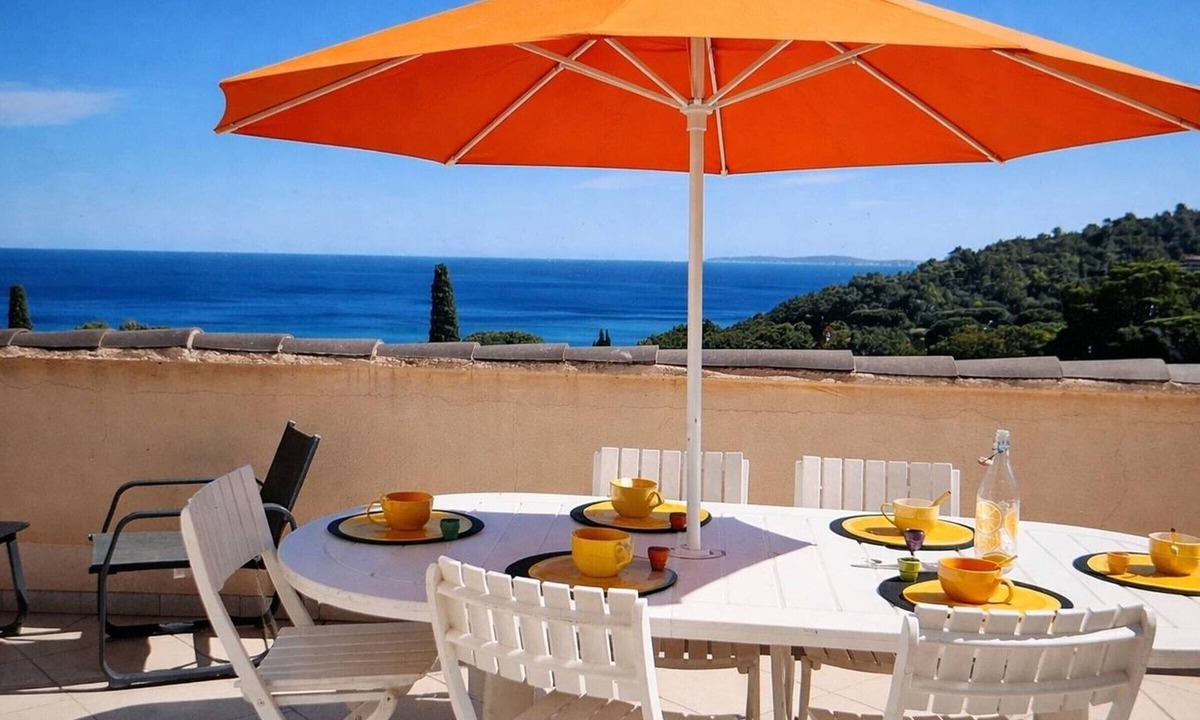 Le Lavandou Apartment | 3-room apartment for 6 with terrace, AC, private pool, parking