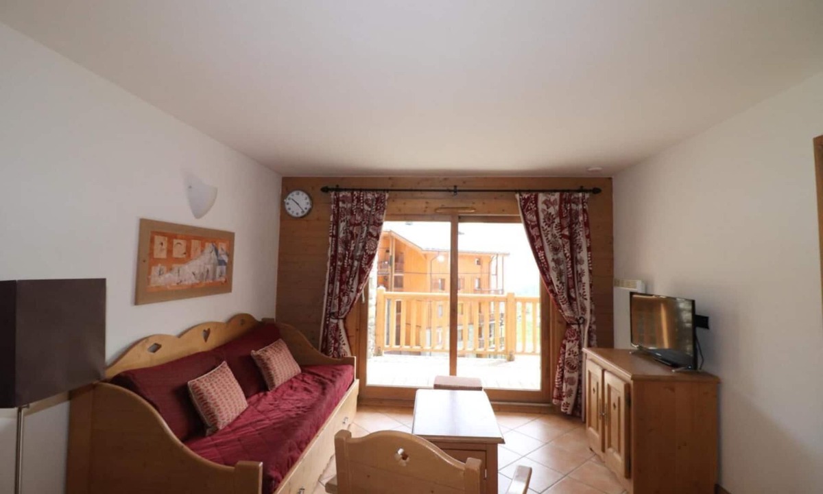 Les Almes Apartment | 300m from shops, 2nd floor, balcony, tv, ski locker, 60m², Tignes
