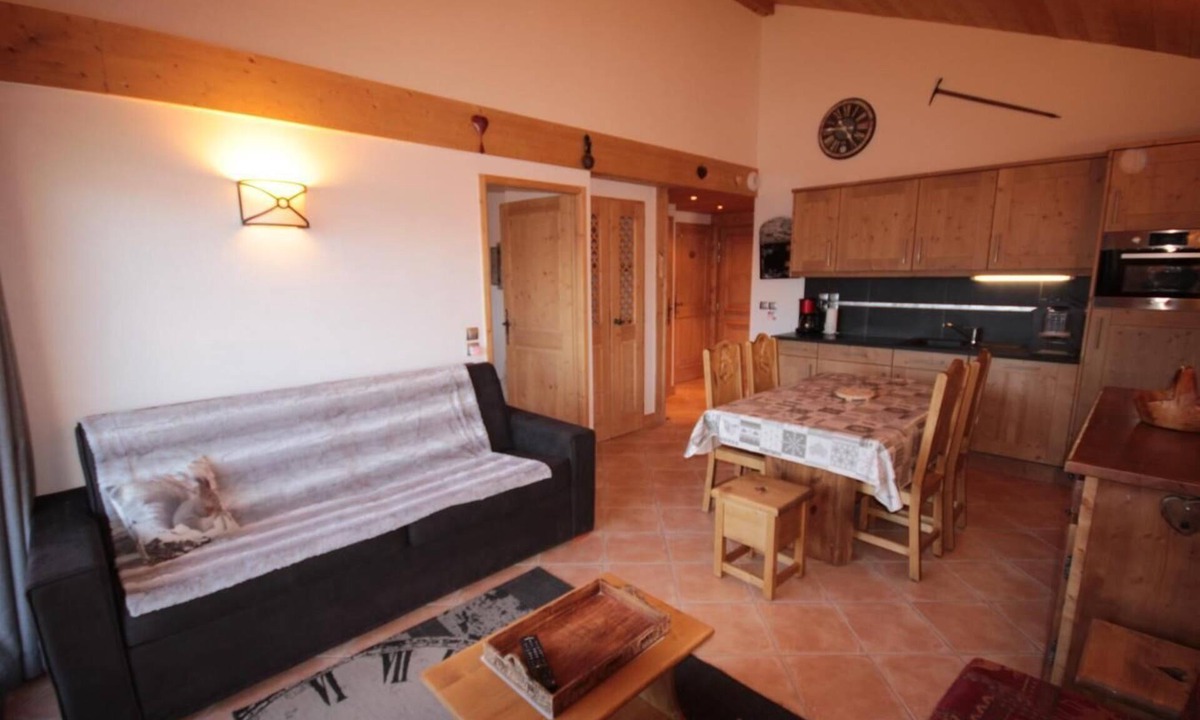 Bisanne 1500 Apartment | 350m from shops, 3rd floor, view panoramic, swimming pool, balcony, parking, tv, ski locker, 51m²