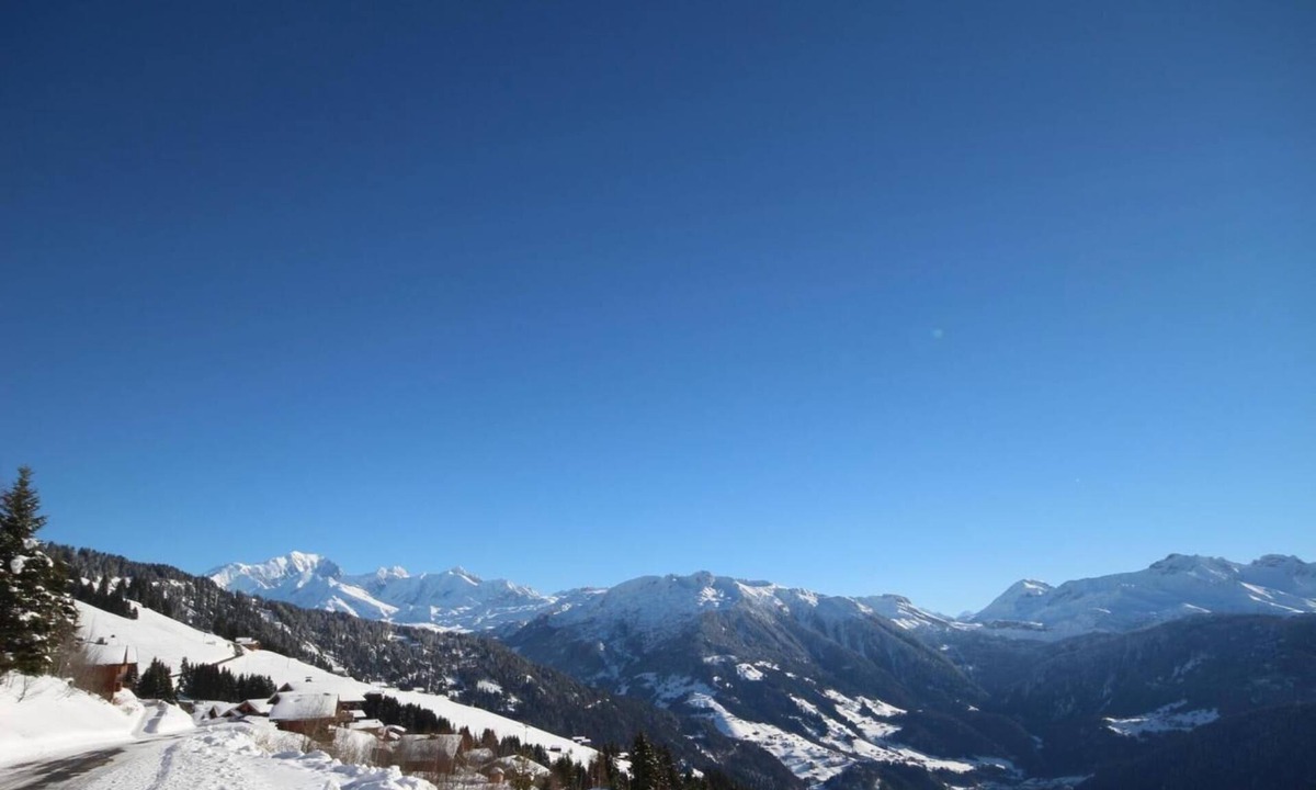 Bisanne 1500 Apartment | 350m from shops, 3rd floor, view panoramic, swimming pool, balcony, parking, tv, ski locker, 89m²