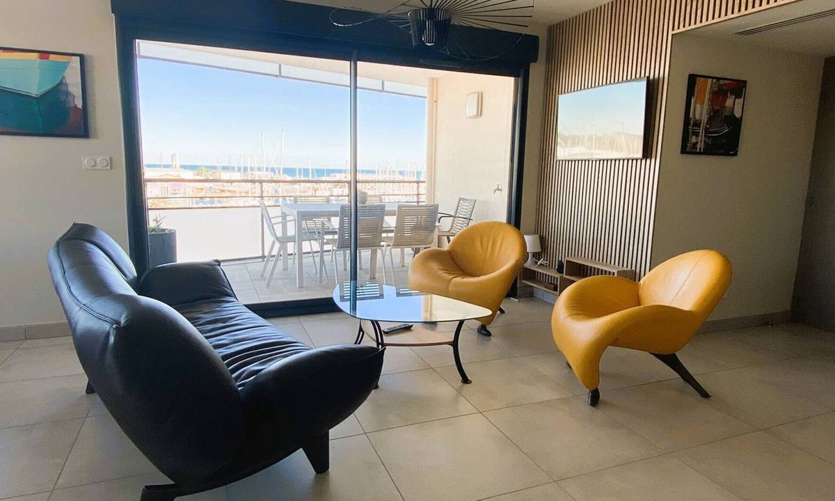 Le Port Apartment | 4-star apartment with wifi and parking, steps from the beach