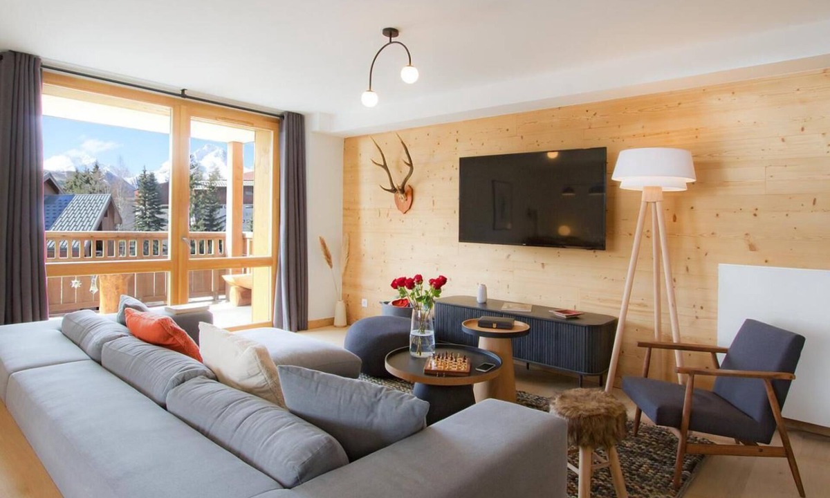 Mont-de-Lans Apartment | 50m from shops, 3rd floor, view mountain, swimming pool, sauna, hammam, balcony, parking, tv