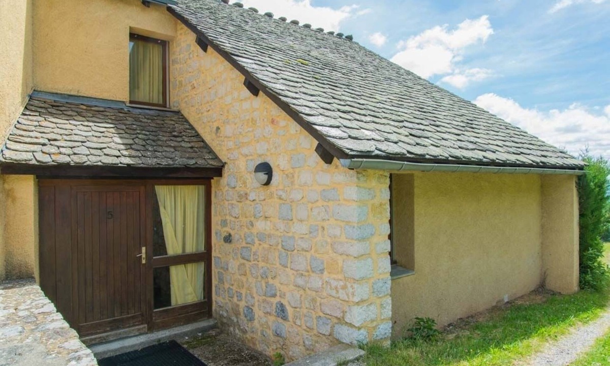 Saint-Leger-de-Peyre Resort | 6-person gîte in vacation village