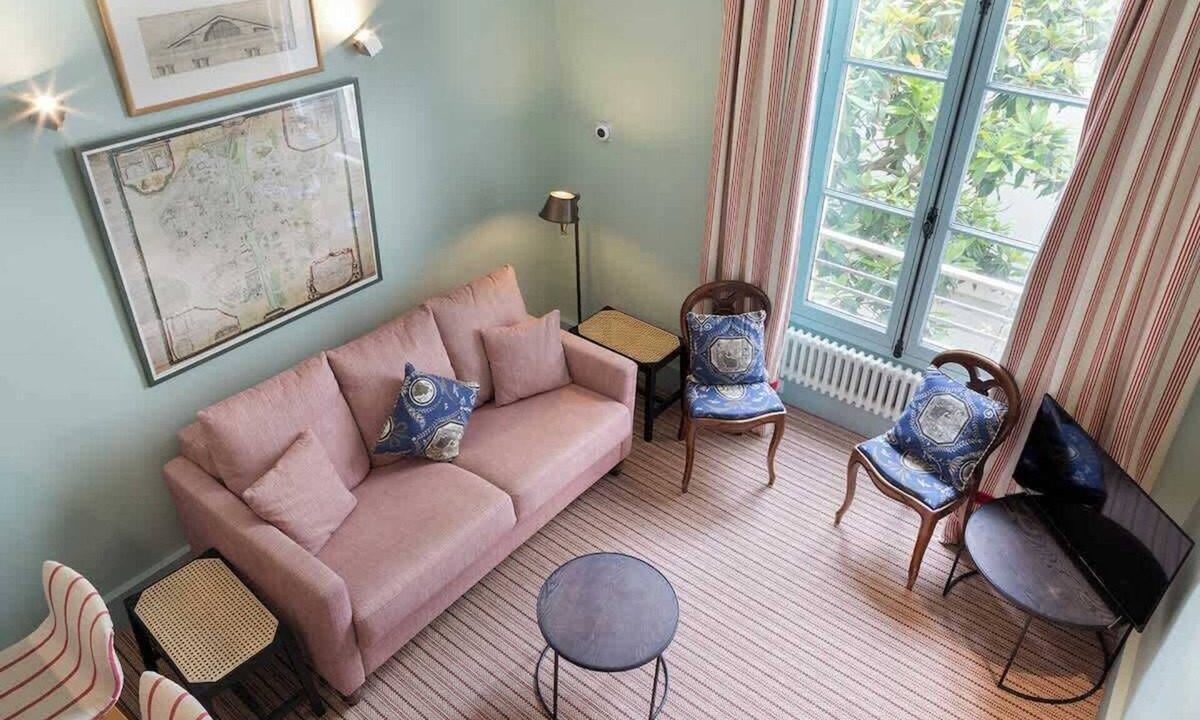 Saint-Thomas-d'Aquin Apartment | A Bright Studio in Saint Germain des Près