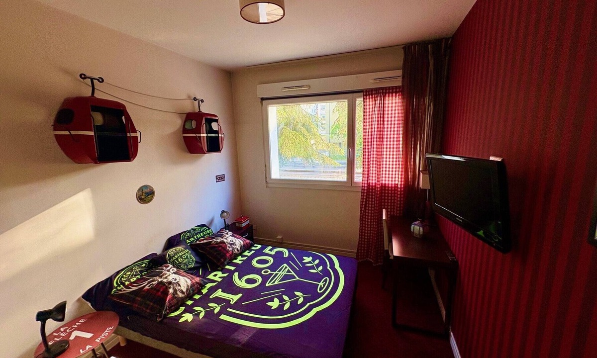Secteur 4 Apartment | A chalet in downtown Grenoble—air conditioning, secure parking
