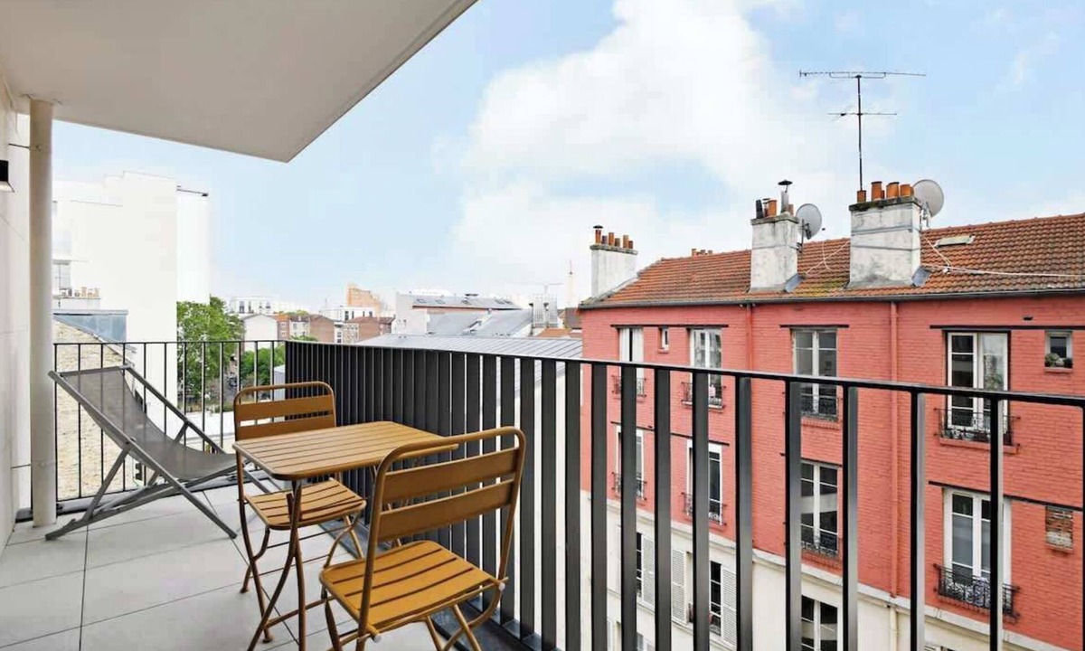 Clichy Apartment | A Design 2-BR/1-BA with Terrace in Clichy