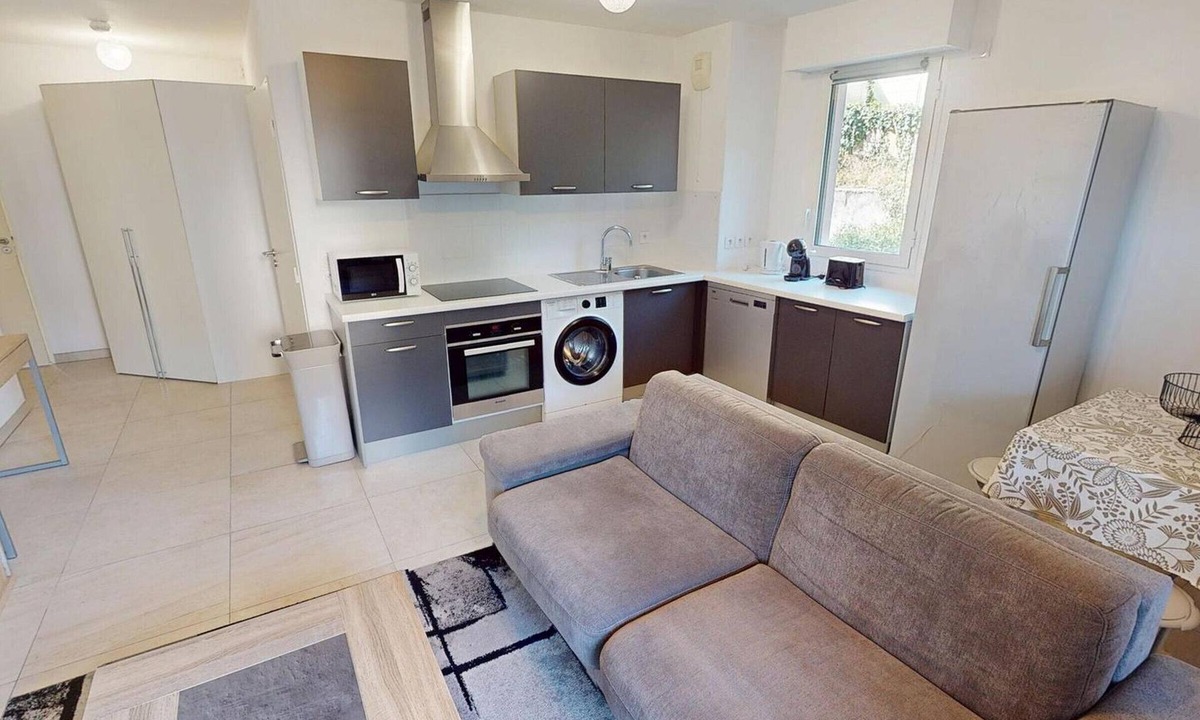Roquebrune-Cap-Martin Apartment | AC apartment with balcony, garage and wifi - near beach and train station