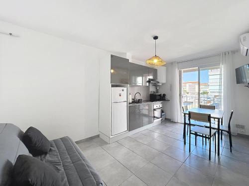 Le Port Apartment | Air-conditioned apartment on the port side