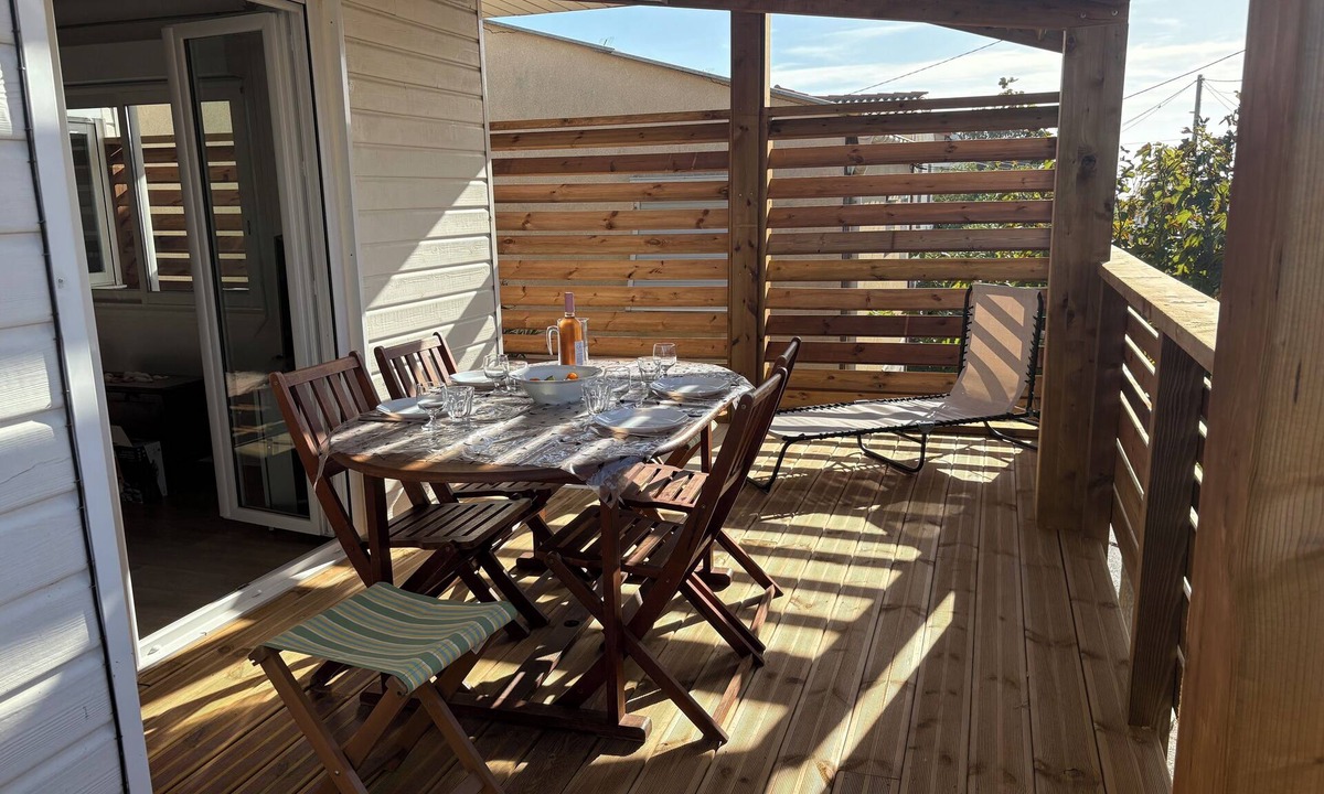 Gruissan Plage Apartment | Air-conditioned apartment on the first floor of a chalet 200m from the beach