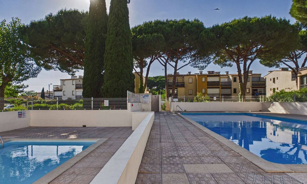 Le Grau-dʼAgde Apartment | Air-Conditioned Studio Cabin with Terrace & Pool Access in Grau d'Agde