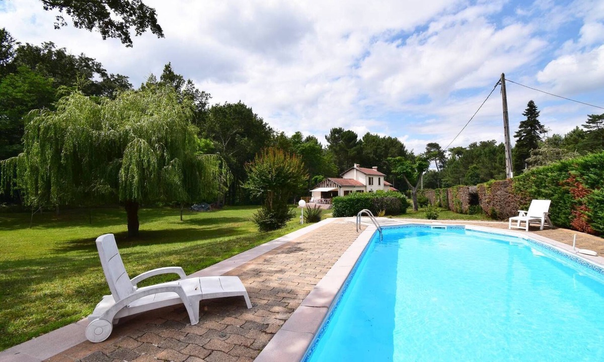 Reaup-Lisse House | Ancienne gare rénovée avec grand extérieur ombragé et piscine privée