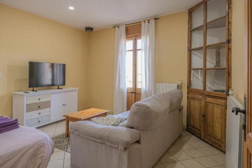 Sant Jaume de Llierca Apartment | Apartamento con balcón en Sant Jaume