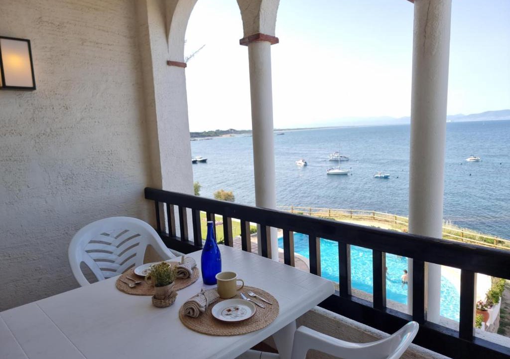 Pedrinya Apartment | Apartamento acogedor con terraza y piscina a 50m de la playa - HISP-236-123