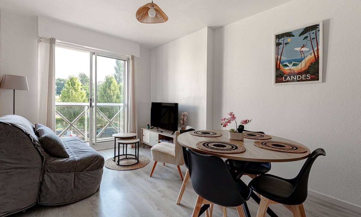 Saint-Vincent-de-Tyrosse Apartment | Apartment “Les Jardins” with Balcony