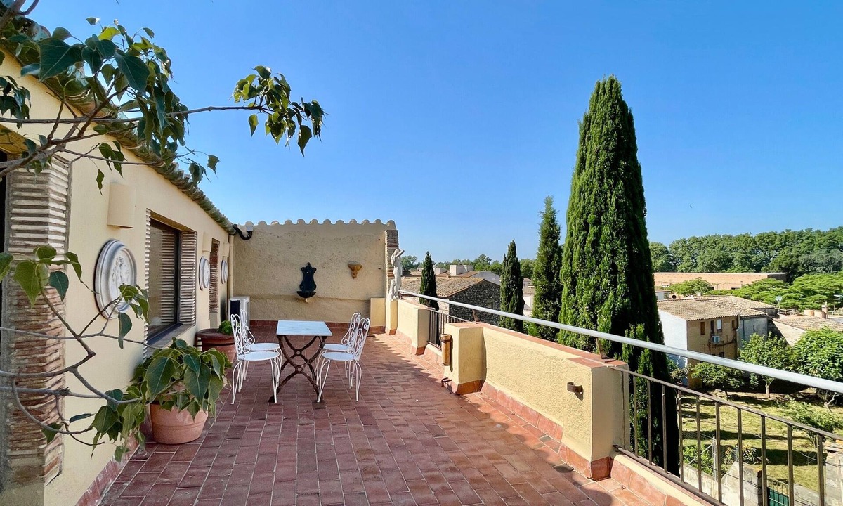 Castello d'Empuries Apartment | Apartment 'Apartaments Can Gibert - Albera' with Private Terrace, Wi-Fi and Air Conditioning