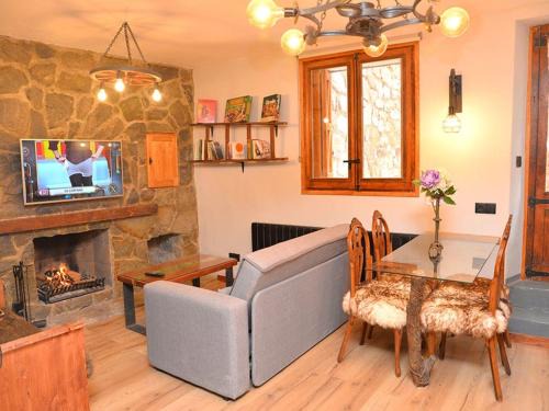 La Pobla de Lillet Apartment | Apartment Angepasste rustikale Wohnung für 4 Personen Pobla de Lillet by Interhome
