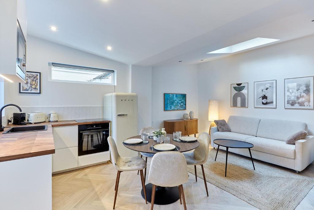 Quartier de la Plaine-de-Monceaux Apartment | Apartment Arc de Triomphe by Studio prestige