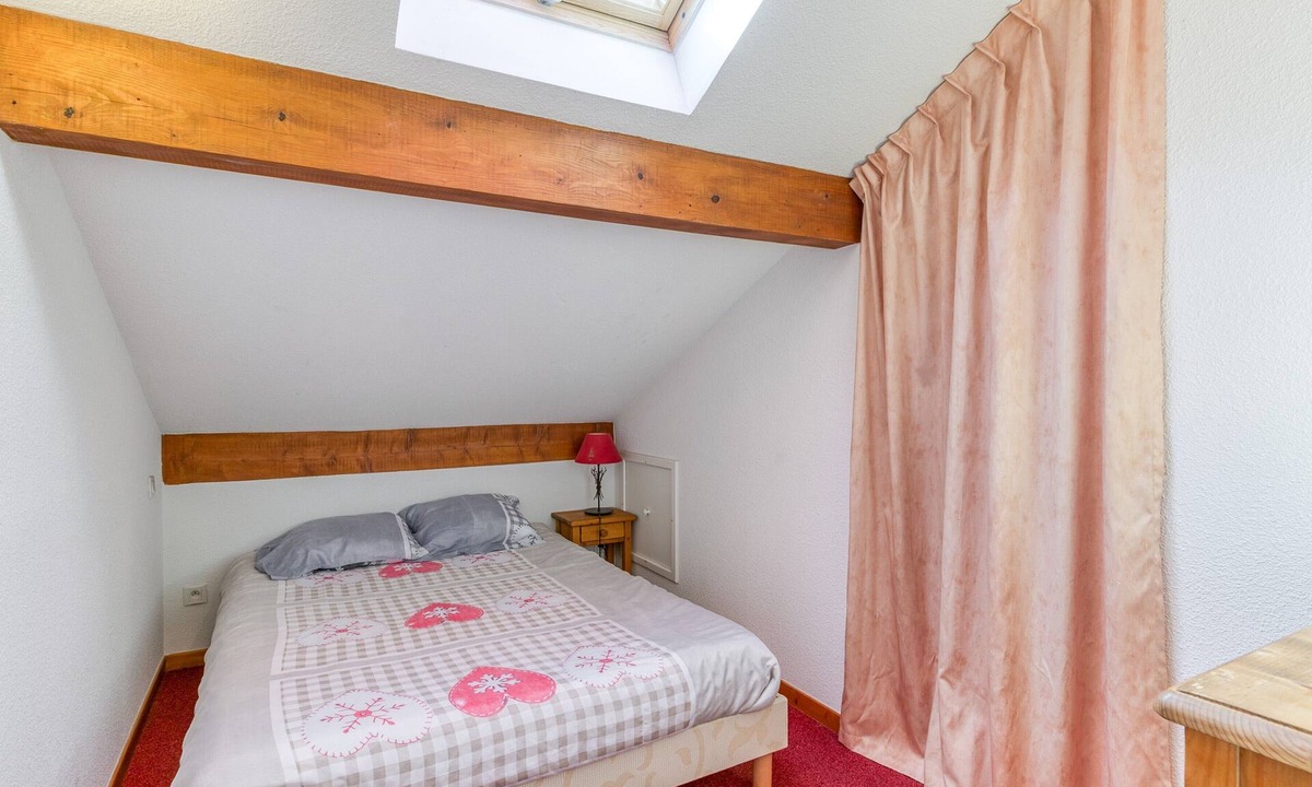 Le Bourg-d'Oisans Apartment | Apartment 'B3 Chamois' with Mountain View, Shared Garden and Wi-Fi
