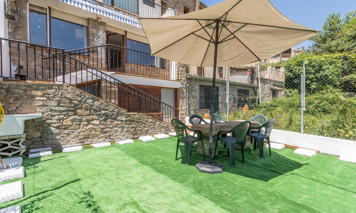 Borreda Apartment | Apartment 'Cal Confianza' with Mountain View, Private Garden and Wi-Fi
