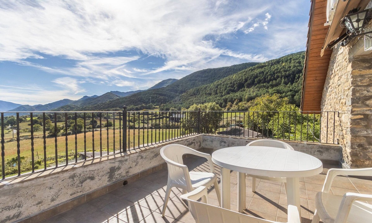 Borrastre House | Apartment 'Cambolino' with Mountain View, Private Terrace and Wi-Fi