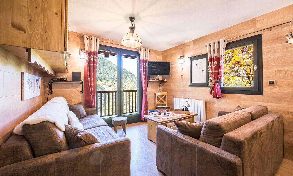 Valfrejus Apartment | Apartment 'Chalet Refuge Loup Blanc Valfréjus' with Mountain View, Balcony and Wi-Fi