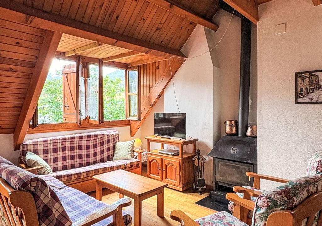 Pla de l'Ermita Apartment | Apartment Geräumige Maisonette mit Kamin Isard 2 Vall de Boí by Interhome