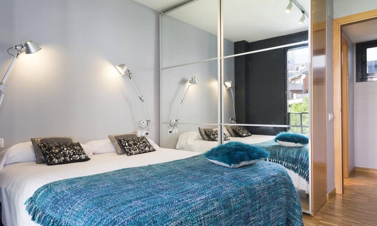Sant Gervasi Apartment | Apartment in Sarrià Pedralbes w/Balcony for 6