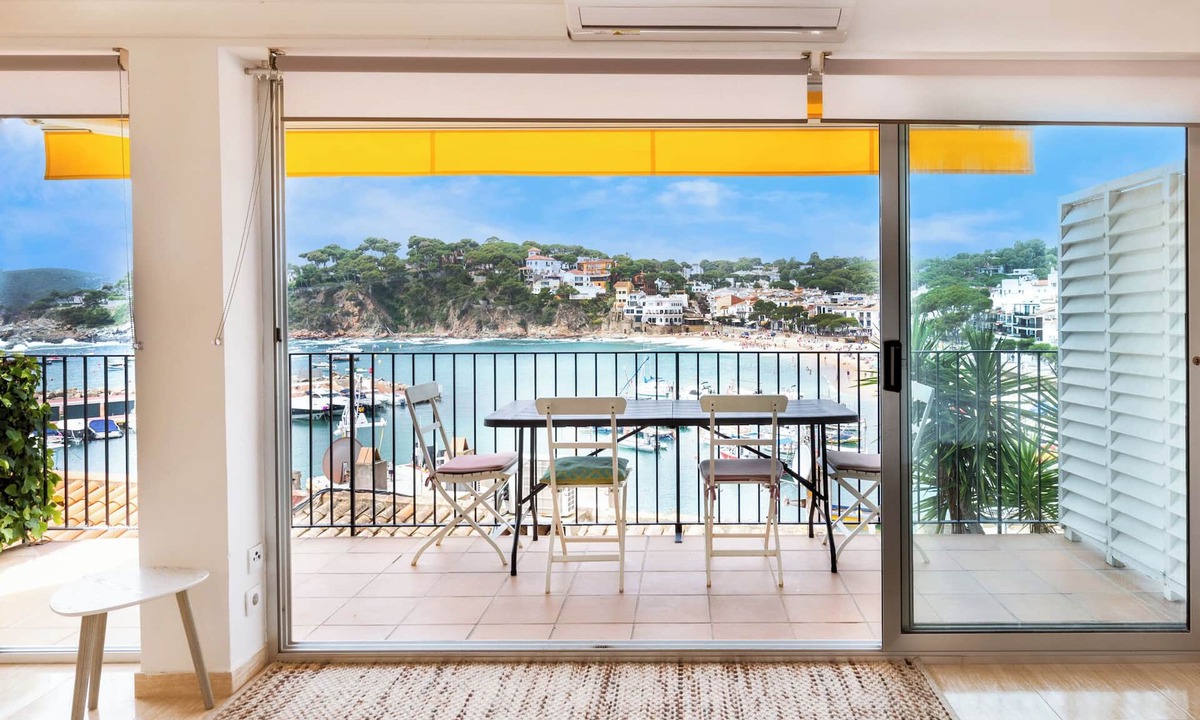 Llafranc Apartment | Apartment 'Llafranch Sea' with Sea View, Private Terrace and Wi-Fi