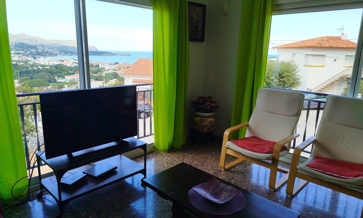 Llanca Apartment | Apartment 'Marval' with Sea View, Wi-Fi and Air Conditioning