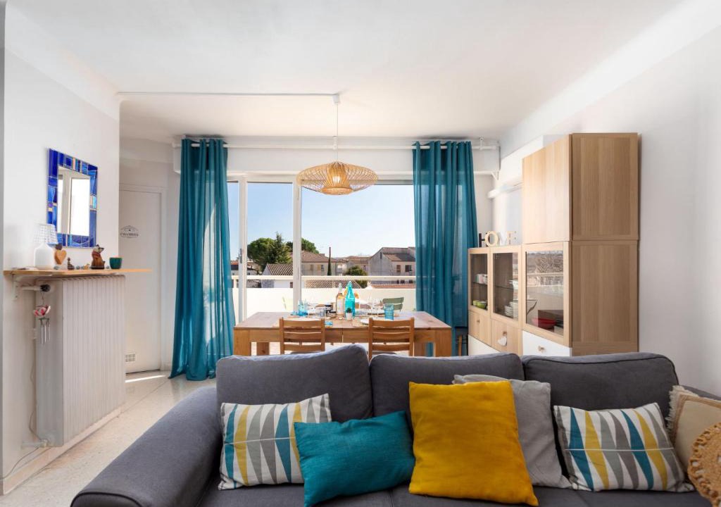 Lunel Apartment | Apartment Résidence les Roses by Interhome
