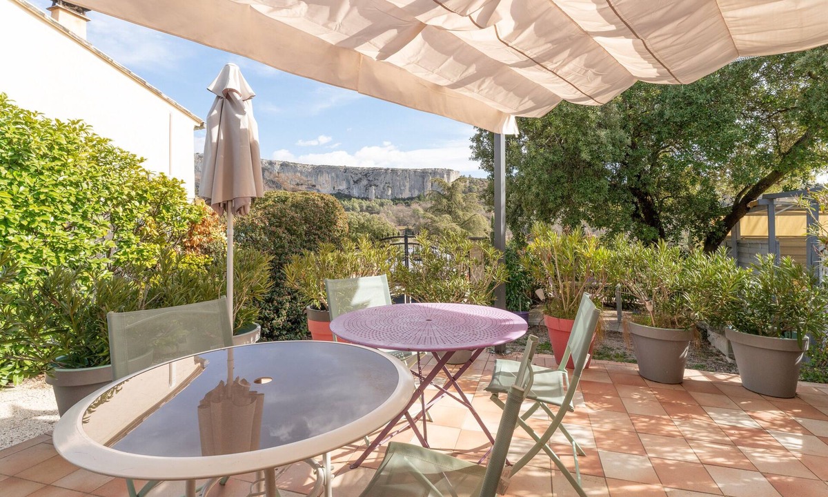 Lioux Apartment | Apartment 'Villa Les Lauriers' with Shared Terrace, Wi-Fi and Air Conditioning