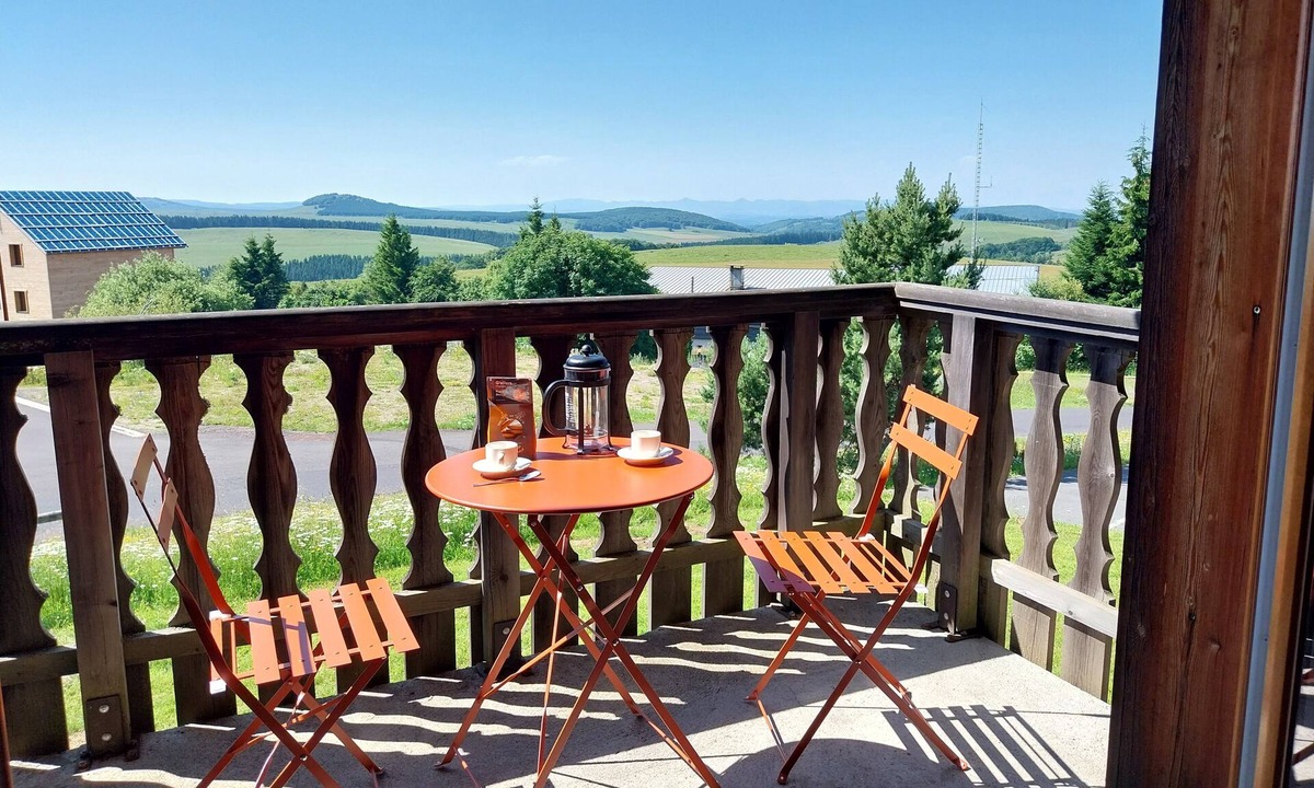 Besse-et-Saint-Anastaise Apartment | Appart 2ch * 4/5 pers * Super Besse * south balcony * parking * swimming pool