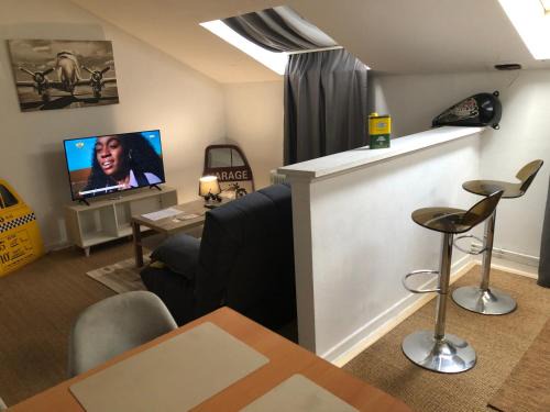 Aurillac Apartment | Appart Hotel Le Victor Hugo Art Mechanical et sa pizza offerte