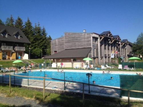 Besse-et-Saint-Anastaise Apartment | appartement dans station Super Besse 4ou5 pers piscine