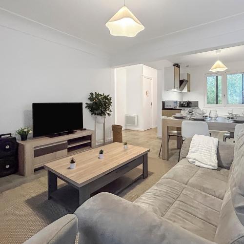 Saint-Bonnet-de-Mure Apartment | Appartement Avec Balcon & Jardin