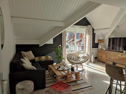 Doussard Apartment | Appartement plein centre village, vue montagnes, proximité immédiate lac