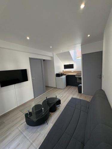 Millau Apartment | Appartement rénové en centre-ville avec terrasse