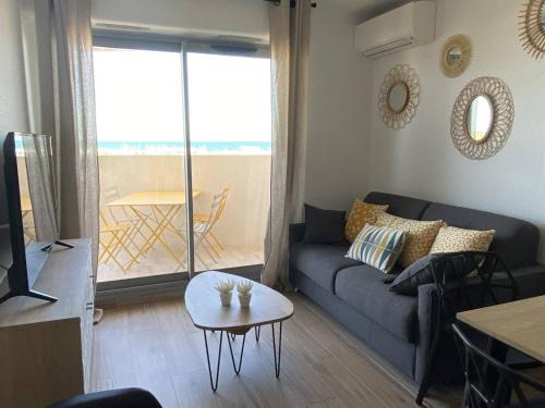 Le Port Apartment | Appartement rénové avec parking, clim et vue mer - 4 pers. - FR-1-696-148