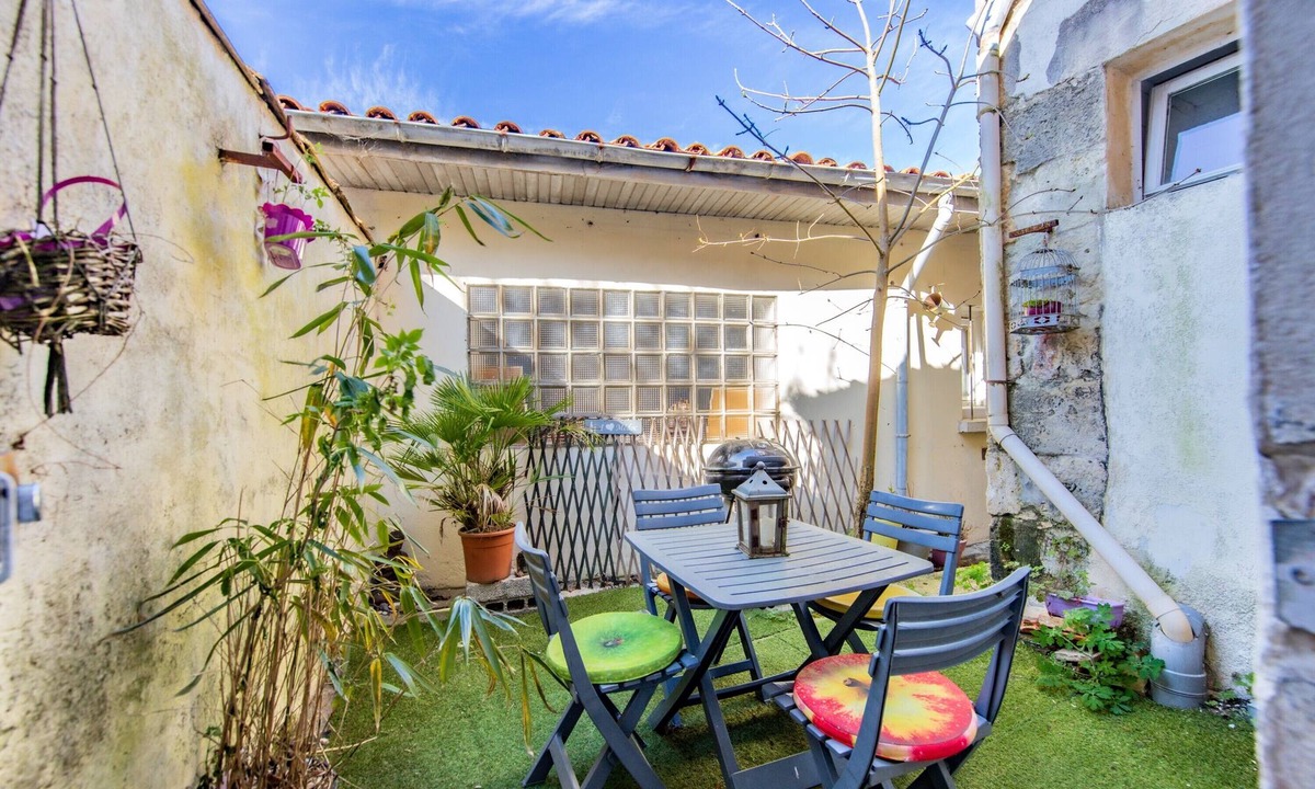 Lesparre-Medoc House | Arc-en-Ciel House in Lesparre-Médoc – 3 Bedrooms, Private Courtyard & Barbecue