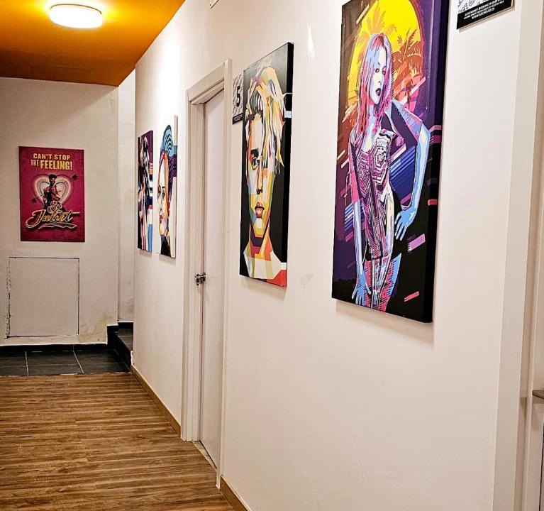 Embajadores Hostel | Arc House Pop Art