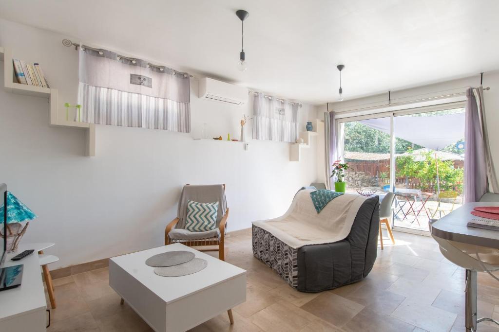 Aubais House | Au Coeur De L'Olivette - Climatisée avec piscine